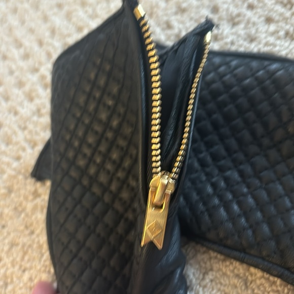 NWOT Vera Bradley Black Quilted Leather Gloves with gold zipper and hardware - Picture 4 of 6